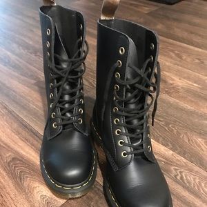 DR. MARTENS BOOTS SIZE 10